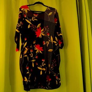 Lovely flowy and sleek long tunic perfect for fall. Excellent condition.